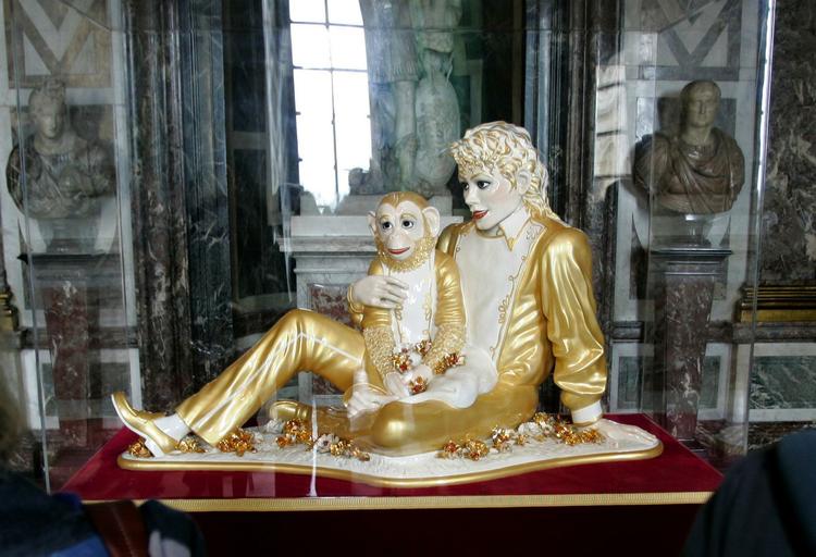 Venner. Afdøde Michael Jacksons elskede abe Bubbles er blot et kæledyr, der har fået sin egen erindringsbog. Her ses de to i skulpturform, udført af kunstneren Jeff Koons, og udstillet på Versailles ved Paris sidste år. Arkivfoto. 