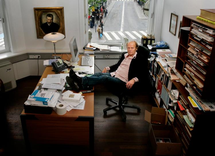 Politiken. Hovedpersonen i Morten Sabroes nye roman er gift med kulturredaktøren på Politiken. Her ses forfatteren selv på chefredaktørkontoret på Rådhuspladsen. Arkivfoto: Finn Frandsen 