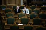Eyvind Hesselbo og Britta Schall Holberg har begge kritiseret Lars Løkke Rasmussens beslutning om at nedsætte et burkaudvalg. Han deltog ikke i dagens gruppemøde, hvor hun fastholdt sin kritik. (Arkivfoto) 