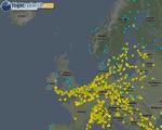 Vulkanaske. Det er tydeligt at se hvor Europas luftrum er lukket kl. cirka 11 torsdag formiddag. Billedet er fra flightradar24.com, som viser de fly, som giver sig til kende via automatiske signaler. 