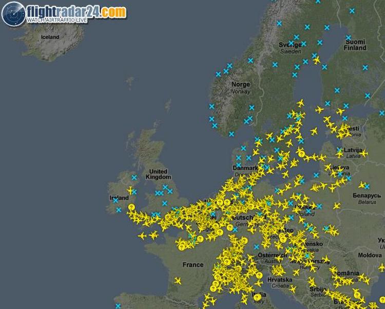 Vulkanaske. Det er tydeligt at se hvor Europas luftrum er lukket kl. cirka 11 torsdag formiddag. Billedet er fra flightradar24.com, som viser de fly, som giver sig til kende via automatiske signaler. 