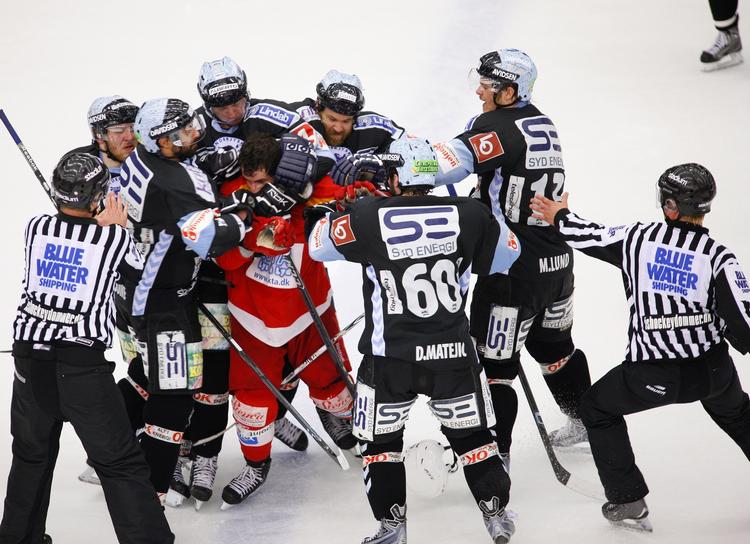 finale. Det gik hårdt for sig, da Sønderjyske og AaB spillede ishockey i tirsdags. 