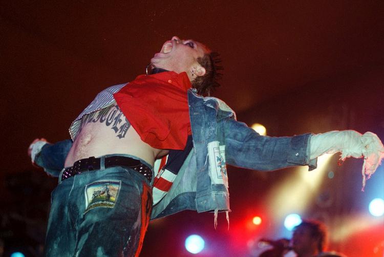 The Prodigy, de rher ses i aktion på Roskilde Festival i 1997, kommer tilbage og giver koncert på Dyreskuepladsen til juli. 