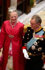 Farver. Dronning Margrethe har aldrig været bange for farver. Her er  hun fotograferet ved kronprins Frederik og Mary's bryllup. 