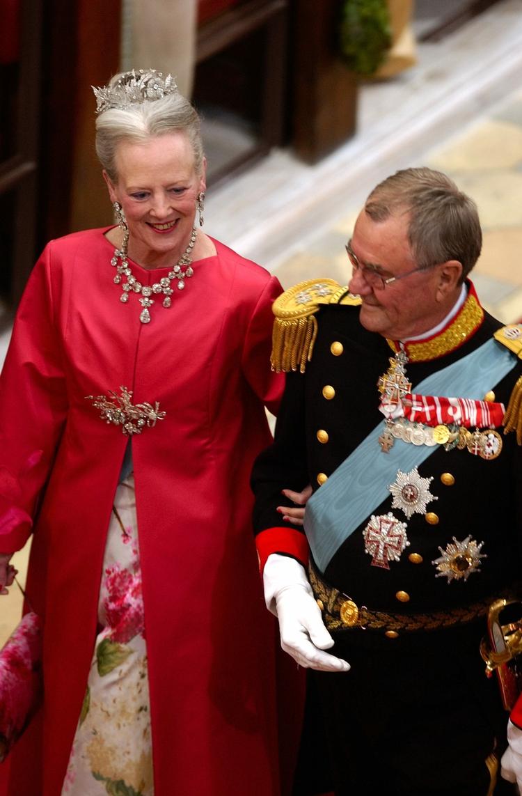 Farver. Dronning Margrethe har aldrig været bange for farver. Her er  hun fotograferet ved kronprins Frederik og Mary's bryllup. 