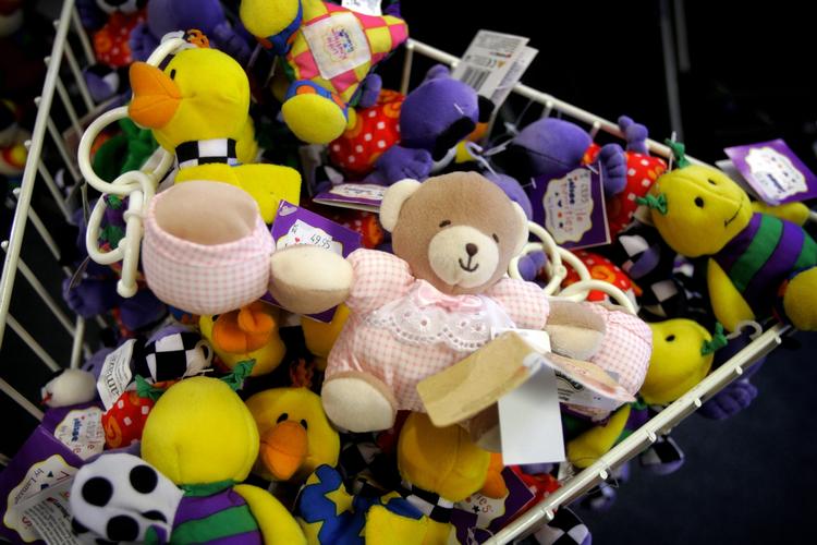 Mere end hver tredje dukke og hver fjerde bamse er fremstillet, så de kan være farllige for små børn. Flest fejl finder myndighederne på legetøj fra Kina. 