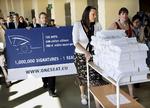 Underkendt. Mere end 1,2 millioner  europæere skrev forgæves under på en indsamling, der havde til formål at stoppe det omstridte rejsecirkus mellem  Bruxelles og Strasbourg. Kommissionen har nægtet at gøre mere ved sagen,  fordi det kræver en traktatændring.  Og det vil hverken Tyskland eller  Frankrig være med til. Arkivfoto: Yves Logghe/AP 