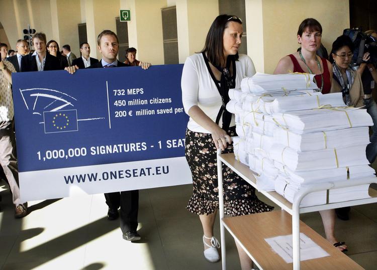 Underkendt. Mere end 1,2 millioner  europæere skrev forgæves under på en indsamling, der havde til formål at stoppe det omstridte rejsecirkus mellem  Bruxelles og Strasbourg. Kommissionen har nægtet at gøre mere ved sagen,  fordi det kræver en traktatændring.  Og det vil hverken Tyskland eller  Frankrig være med til. Arkivfoto: Yves Logghe/AP 