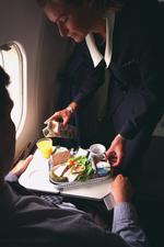 Der er måske nogle fornuftige grunde til, at flymad ofte smager, som at stikke tungen ud af vinduet. Det mener flykokken James Canora. På billedet er der servering på et Sterling-fly. 
