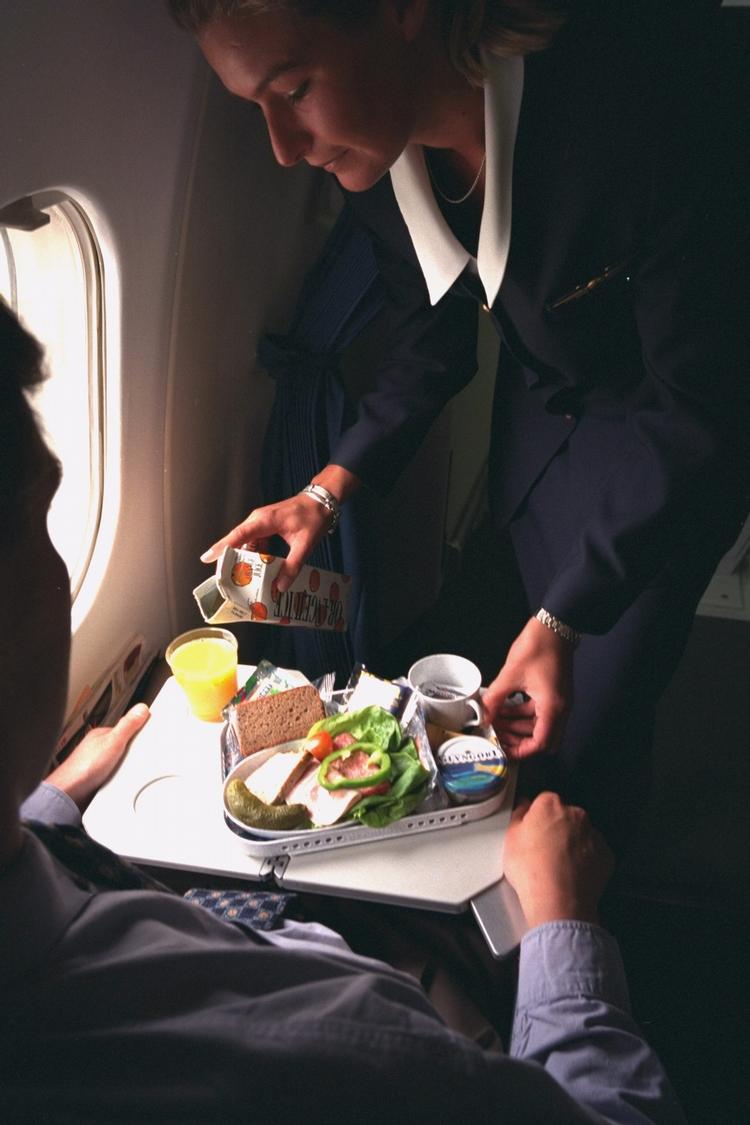 Der er måske nogle fornuftige grunde til, at flymad ofte smager, som at stikke tungen ud af vinduet. Det mener flykokken James Canora. På billedet er der servering på et Sterling-fly. 