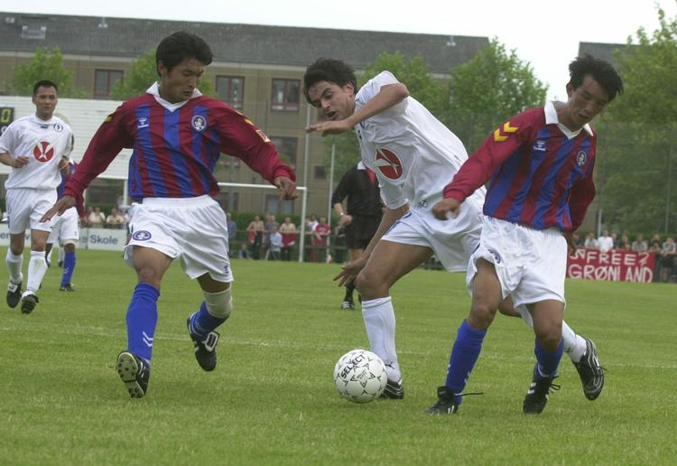 Fodbold-VM. Både fodboldforbundet i Grønland og Tibet er medlem af den organisation, der afholder et alternativt VM. Her ses de to landshold under en kamp i Vanløse Idrætspark i 2001. 