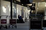 TOMT. Kastrup Lufthavn er langsomt ved at blive tømt for passagerer, der ikke kommer ud at flyve i dag. Lufthavnen regner ikke med, at specielt mange personer vælger at overnatte på deres gulv. 