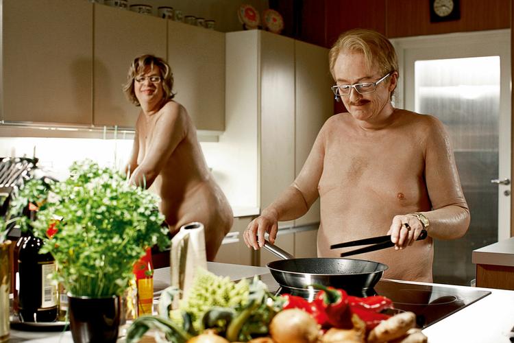 Hovedrysten. De to fiktive karakterer i TDC's reklamekampagne, Claus og Britta, ligner slet ikke rigtige naturister, lyder det fra naturisterne selv. Foto: TDC. 