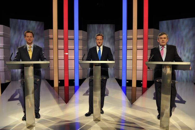 Tre strømlinede partiledere, Liberaldemokraternes Nick Clegg (t.v), de konservatives David Cameron i midten og Labour-leder Gordon Brown (t.h), deltog i aften i den første premierminister-debat i briterns historie. 