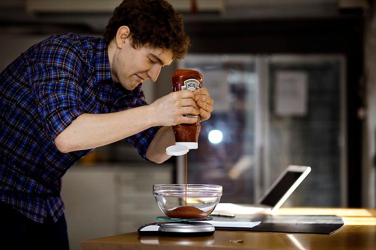 ketchupeffekt. Jacob Damgaard fra Videnscenter for Fødevarer og Sundhed klemmer af alle kræfter for at få så meget ketchup som muligt ud af Heinz-flasken. Bagefter vejede han sig til, at der trods anstrengelserne var 51 gram ketchup tilbage i flaskensvarende til 6 procent af indholdet. 