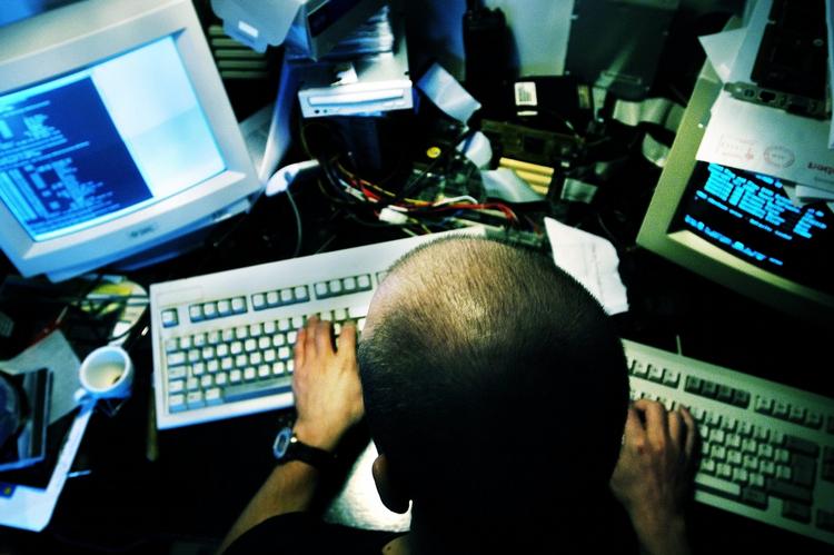 Forbrugerrådets test af antivirusprogrammer viser, at der er mange penge at spare på en god beskyttelse. Her er hackeren VonB i aktion på billedet. Arkiv 