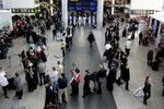 Hektisk. Der er travlhed i Københavns Lufthavn kort inden alle afgange indstilles helt. 