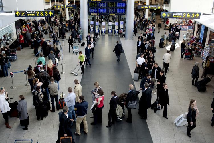 Hektisk. Der er travlhed i Københavns Lufthavn kort inden alle afgange indstilles helt. 