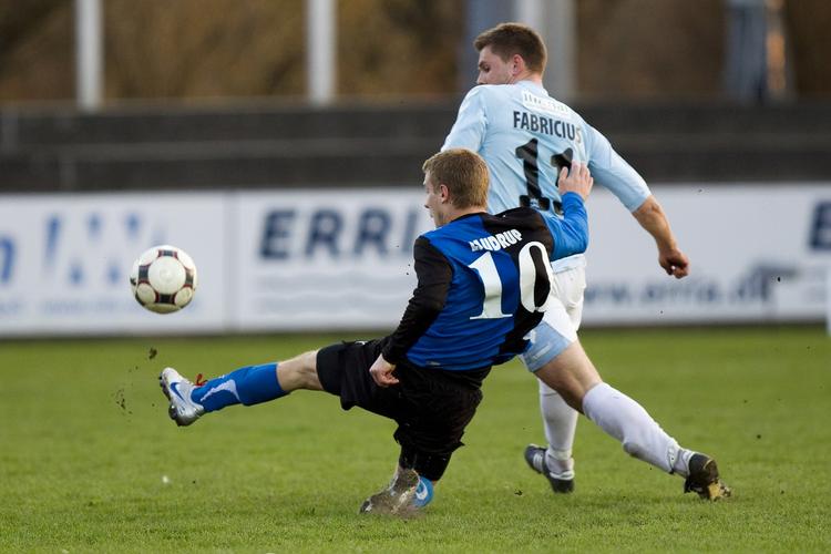 nedrykker. Da HB Køge tabte til Sønderjyske, betød det nedrykning for Mads Laudrup (tv.). 