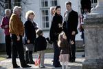 Tillykke. Kronprinsparret og deres to børn, Christian og Isabella, viftede med flaget og vinkede, da dronningen og prinsgemalen vinkede fra soveværelsesvinduet på Fredensborg Slot klokken ni i morges. 