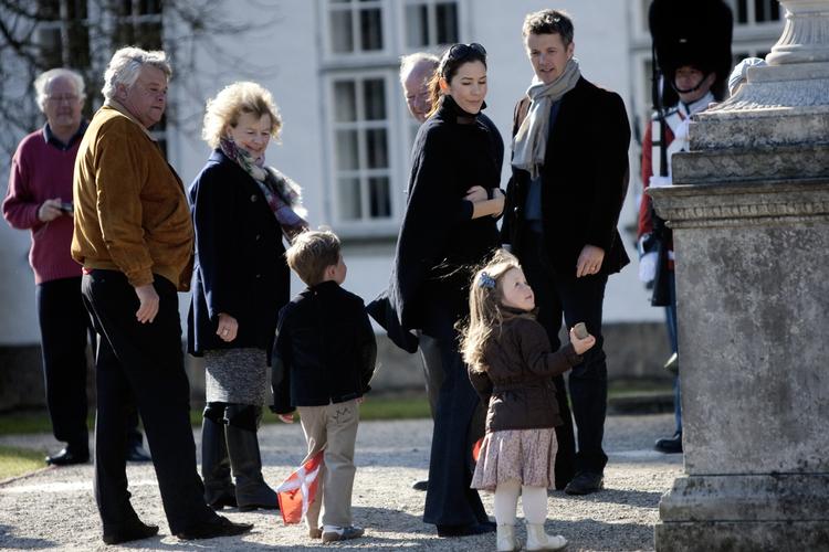 Tillykke. Kronprinsparret og deres to børn, Christian og Isabella, viftede med flaget og vinkede, da dronningen og prinsgemalen vinkede fra soveværelsesvinduet på Fredensborg Slot klokken ni i morges. 