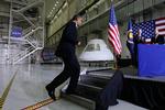 Rumtaler. Barack Obama på vej op på talerstolen på Kennedy Space Center i går, hvor han gjorde op med George W. Bushs ambition om at vende tilbage til månen. 