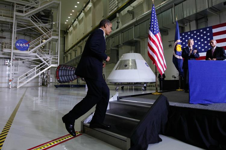 Rumtaler. Barack Obama på vej op på talerstolen på Kennedy Space Center i går, hvor han gjorde op med George W. Bushs ambition om at vende tilbage til månen. 