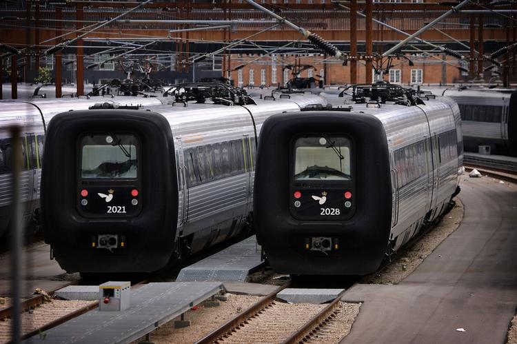 Sporskifte. Mange rejsende  må finde alternative transportformer mellem landelene. DSB opfordrer rejsende til at købe pladsbilletter. Arkivfoto. 
