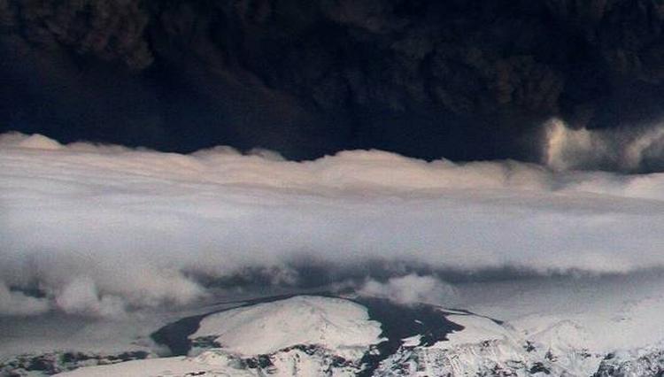 Lugtsky. Så sort er skyen fra den islandske vulkan. Lugten af svovl kan fornemmes helt i Norge. 