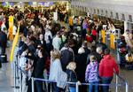Masseopbud. Kø til morgen i Frankfurt Lufthavn, der er Tysklands største. 