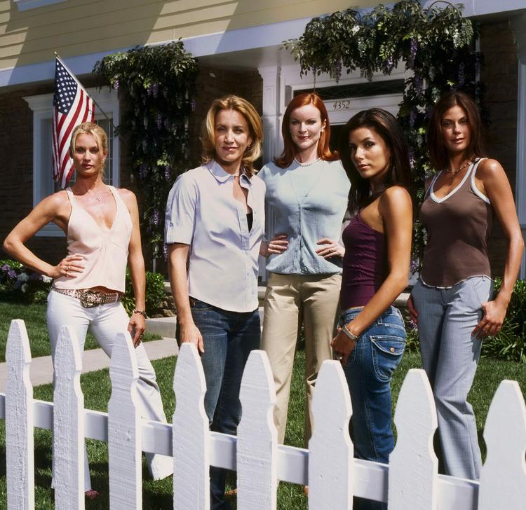 Husmødrene. Nicollette Sheridan (længst til venstre) ses her med de øvrige skuespillere i den populære tv-serie om de desperate husmødre på Wisteria Lane: Felicity Huffman, Marcia Cross, Eva Longoria og Teri Hatcher. Pr-foto. 