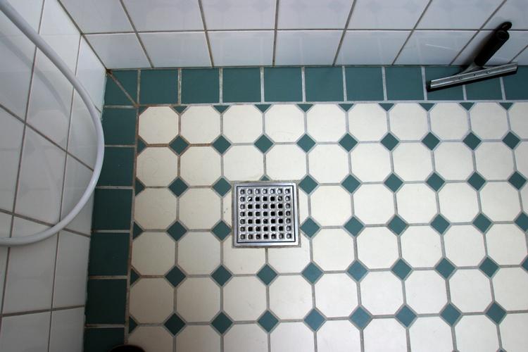 Den giftige spray er beregnet til forsegling af ikke sugende overflader som for eksempel flisegulve. 