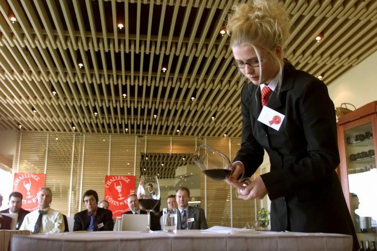 Der er ingen danskere blandt de fire kvindelige sommelier, der skal dyste ved VM. Her er det en tidligere vinder af DM for sommelier. Arkivfoto. 