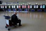 Genåbnet. Belfasts Internationale Lufthavn i går. Nu er der liv igen. 