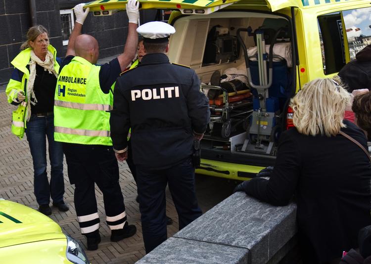 Uheld. Den tilskadekomne husar køres på Rigshospitalet. 