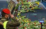 Hjemme. Kisterne med Lech Kaczynski og hans hustru, Maria Kaczynska, ankom til Polen i tirsdags. Her er det en blomstersmykket bil med den afdøde præsidentfrue, der passerer en æresvagt. 