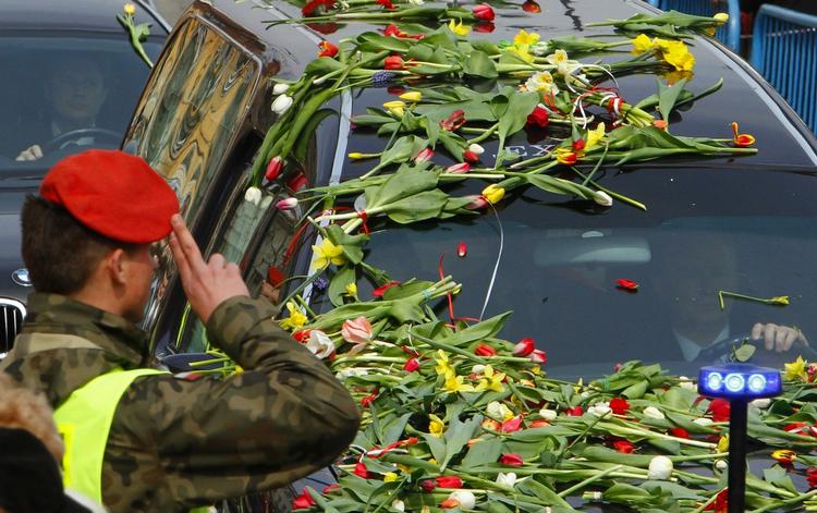 Hjemme. Kisterne med Lech Kaczynski og hans hustru, Maria Kaczynska, ankom til Polen i tirsdags. Her er det en blomstersmykket bil med den afdøde præsidentfrue, der passerer en æresvagt. 