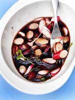 Sur, sød, saftig. Radiser i sur-sød sovs er et smukt og velsmagende alternativ til den klassiske agurkesalat. Spises som tilbehør til ikke for milde retter. Brug en god saft, din egen eller f.eks. Søbogaards blandede, der fås i helsekostbutikker. 