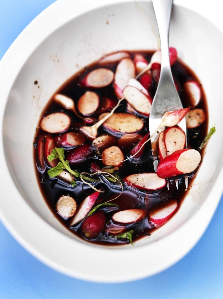 Sur, sød, saftig. Radiser i sur-sød sovs er et smukt og velsmagende alternativ til den klassiske agurkesalat. Spises som tilbehør til ikke for milde retter. Brug en god saft, din egen eller f.eks. Søbogaards blandede, der fås i helsekostbutikker. 