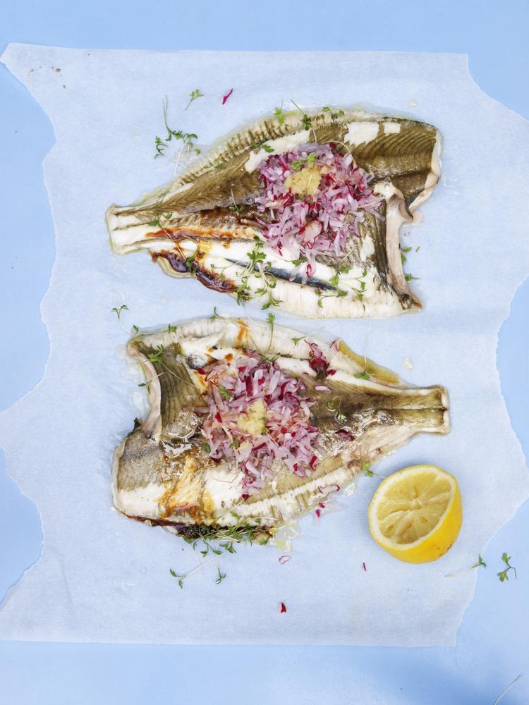 På toppen. Denne topping kan bruges til de fleste slags stegt/dampet/grillet kød, fisk eller grøntsager. Den er supernem at lave og gør hverdagsmaden festlig. Server fisken med f.eks. en nudelsalat med masser af grøntsager. 