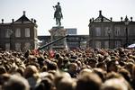 Fødselsdag. Tusindvis af gratulanter var mødt op på Amalienborg Slotsplads for at hylde dronningen. 
