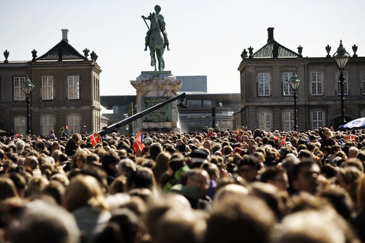 Fødselsdag. Tusindvis af gratulanter var mødt op på Amalienborg Slotsplads for at hylde dronningen. 