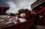 Døde.Hundredvis af lig ligger ved et tibetansk buddhistisk tempel. 