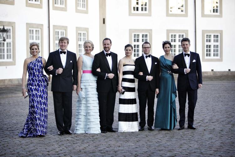 BANDEN. Tronfølgerpar fra Holland, Norge, Sverige og Danmark valgte at gå til aftenens fest. 