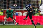 KANONSPARK. Brasilianske Maicon stod for kampens detalje, da han bragte Inter foran mod Juventus. 