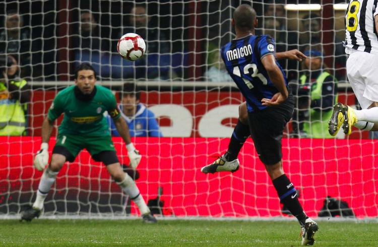 KANONSPARK. Brasilianske Maicon stod for kampens detalje, da han bragte Inter foran mod Juventus. 