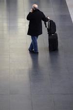 Ventetid. Flere og flere europæiske lufthavne har lukket fuldstændig ned for flytrafikken på baggrund af askeskyen fra Island. Og asken kan ende med at influere på flytrafikken i flere dage endnu, siger meteorolog. Her er det en ventende passager i Kastrup. I forgårs. 