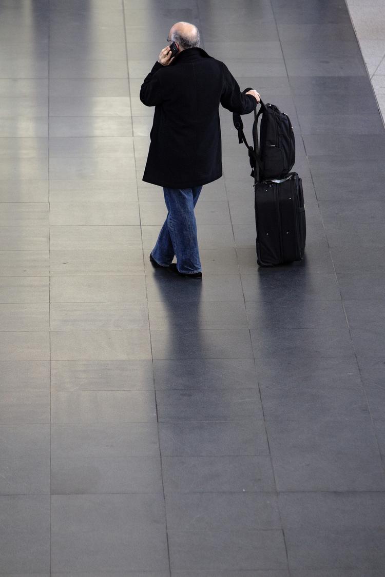 Ventetid. Flere og flere europæiske lufthavne har lukket fuldstændig ned for flytrafikken på baggrund af askeskyen fra Island. Og asken kan ende med at influere på flytrafikken i flere dage endnu, siger meteorolog. Her er det en ventende passager i Kastrup. I forgårs. 