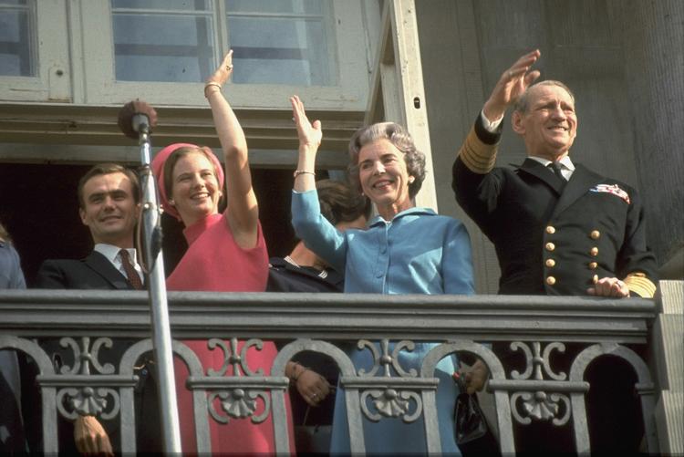 Historisk. Ved den daværende tronfølgers forlovelse med franskmanden Henri de greve Henri de Laborde de Monpezat i 1966 var iscenesættelsen af monarkiet ikke så prangende. (Foto: Peer Pedersen) 