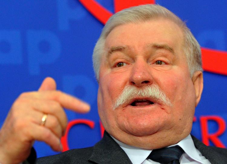 Klar. Han skal bare spørges, siger den tidligere præsident Walesa. På dagen, hvor Polen sørger præcis en uge efter flystyrtet, der dræbte den polske præsident. 